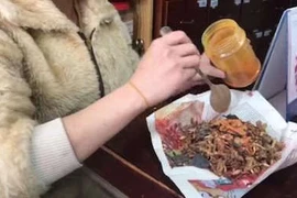 Suýt tử vong vì tục xông nhà mới