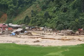 Bản làng tan hoang, người dân gào khóc sau trận lũ dữ