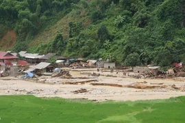 Bản làng tan hoang, người dân gào khóc sau trận lũ dữ