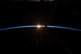 Khoảnh khắc thú vị Mặt Trời nằm ngay đường chân trời Trái Đất