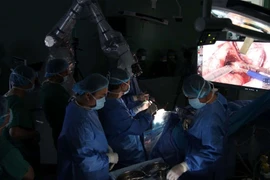 Cánh tay robot cắt u não lập kỷ lục