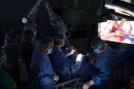 Cánh tay robot cắt u não lập kỷ lục
