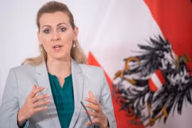 Bộ trưởng Áo từ chức giữa bê bối đạo văn