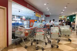 Hà Nội: Người dân ùn ùn đi mua nước đóng chai ở siêu thị