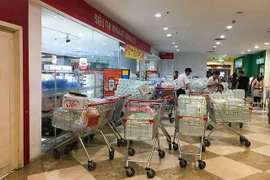 Hà Nội: Người dân ùn ùn đi mua nước đóng chai ở siêu thị
