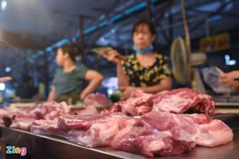 Giá heo hơi mất mốc 100.000 đồng/kg