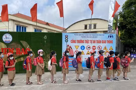 Các em học sinh tuân thủ quy định về an toàn giao thông.