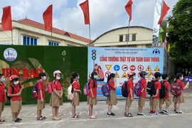 Các em học sinh tuân thủ quy định về an toàn giao thông.