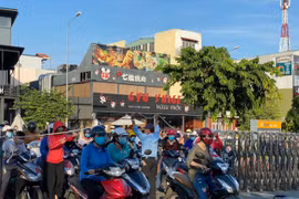 Người dân TP.HCM xếp hàng từ 4h30 đợi siêu thị mở cửa