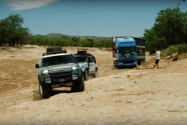 Land Rover Defender giải cứu xe tải 20 tấn mắc kẹt ở sa mạc