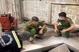 Lực lượng chức năng kiểm tra hầm chứa chất thải bên trong xí nghiệp bóng đèn Điện Quang. (Ảnh: Công an tỉnh Đồng Nai).