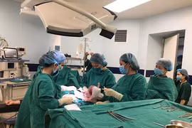 Cận cảnh sự kỳ diệu của tạo hóa khi bé được ra đời trong bọc ối