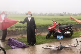 Học sinh lớp 4 bị sét đánh tử vong khi đi học về