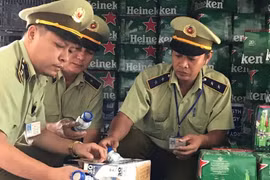 Thu giữ lô bia Heineken và sữa Ensure có dấu hiệu vi phạm