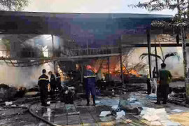 Lực lượng cảnh sát PCCC tiếp cận hiện trường.