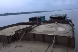 Bắt quả tang 2 ghe máy khai thác cát trái phép trên sông Thu Bồn