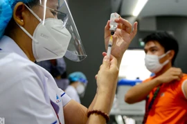 Chuyên gia nói gì về đề xuất "người tiêm đủ 2 mũi vắc xin được phép đi lại"