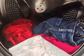 Khăn ướt làm sạch xơ vải quần áo