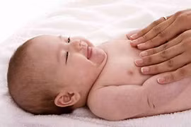 Kích thích sự phát triển của trẻ bằng xoa bóp