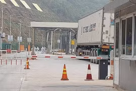 Xe nông sản chờ làm thủ tục thông quan, xuất khẩu tại Cửa khẩu Tân Thanh.