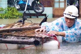 Biển nước bủa vây, người già, trẻ nhỏ hối hả chạy lũ