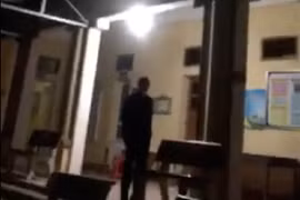 Clip cô gái đi xin giấy cách ly bị chửi là 'con điên, con lợn' gây tranh cãi