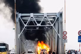 Range Rover bốc cháy trên cầu Chương Dương
