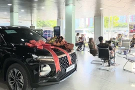 Đổ xô mua ô tô trước khi hết giảm phí trước bạ 