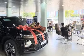 Đổ xô mua ô tô trước khi hết giảm phí trước bạ 