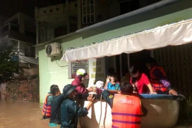 Lực lượng chức năng sơ tán người dân tại Phường 6, TP Tuy Hòa, tỉnh Phú Yên tối 30/11.