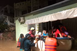 Lực lượng chức năng sơ tán người dân tại Phường 6, TP Tuy Hòa, tỉnh Phú Yên tối 30/11.