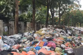 Dân chặn bãi rác, nội đô Hà Nội ngập ngụa rác thải