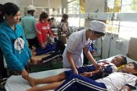 Vụ 84 học sinh nhập viện sau súc miệng: Khiển trách 2 cán bộ y tế