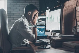 Lạm dụng máy tính, điện thoại dễ dẫn đến hội chứng thị giác 