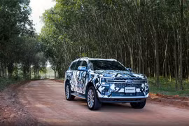 Hãy luôn để ý – dù là ngày hay đêm – vì bạn có thể sắp bắt gặp Ford Everest thế hệ mới được lăn bánh trên đường.