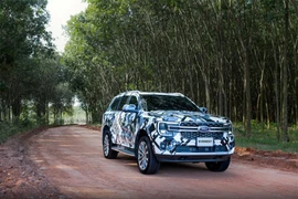 Hãy luôn để ý – dù là ngày hay đêm – vì bạn có thể sắp bắt gặp Ford Everest thế hệ mới được lăn bánh trên đường.