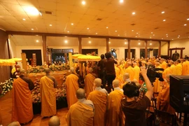 Hàng ngàn người tiễn đưa Thiền sư Thích Nhất Hạnh