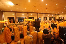 Hàng ngàn người tiễn đưa Thiền sư Thích Nhất Hạnh