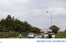 Phát hiện thi thể người đàn ông phân hủy bên đường ra sân bay Nội Bài