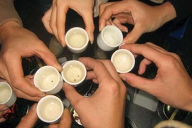 Phòng tránh ngộ độc rượu dịp Tết