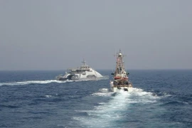 Xuồng Iran đánh chặn Hải quân Mỹ trên vịnh Ba Tư