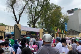 Đi học trở lại: “Chữ thầy lại trả cho thầy”