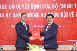 Chủ tịch Quốc hội Vương Đình Huệ dự hội nghị và trao quyết định cho ông Ngô Văn Tuấn. 