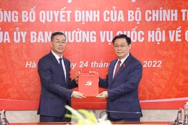 Chủ tịch Quốc hội Vương Đình Huệ dự hội nghị và trao quyết định cho ông Ngô Văn Tuấn. 