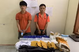 2 đối tượng Vàng Lao Lừ và Vàng Lao Nhìa cùng tang vật tại cơ quan công an.