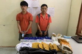 2 đối tượng Vàng Lao Lừ và Vàng Lao Nhìa cùng tang vật tại cơ quan công an.