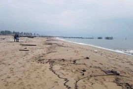 Tàu chở hàng gần 9.000 tấn chìm, khoảng 3km bờ biển có vệt cặn dầu