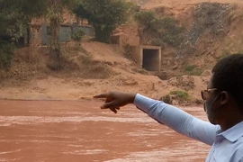 Rò rỉ chất thải mỏ kim cương, 12 người chết và hàng hàng người đổ bệnh