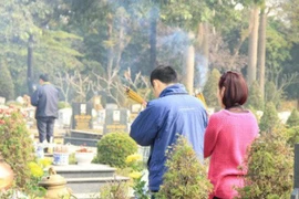 'Tết nhớ thăm mộ ông bà, hướng về tổ tiên'