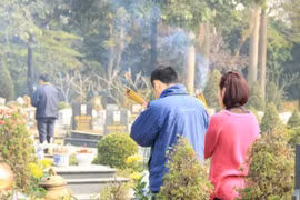 'Tết nhớ thăm mộ ông bà, hướng về tổ tiên'